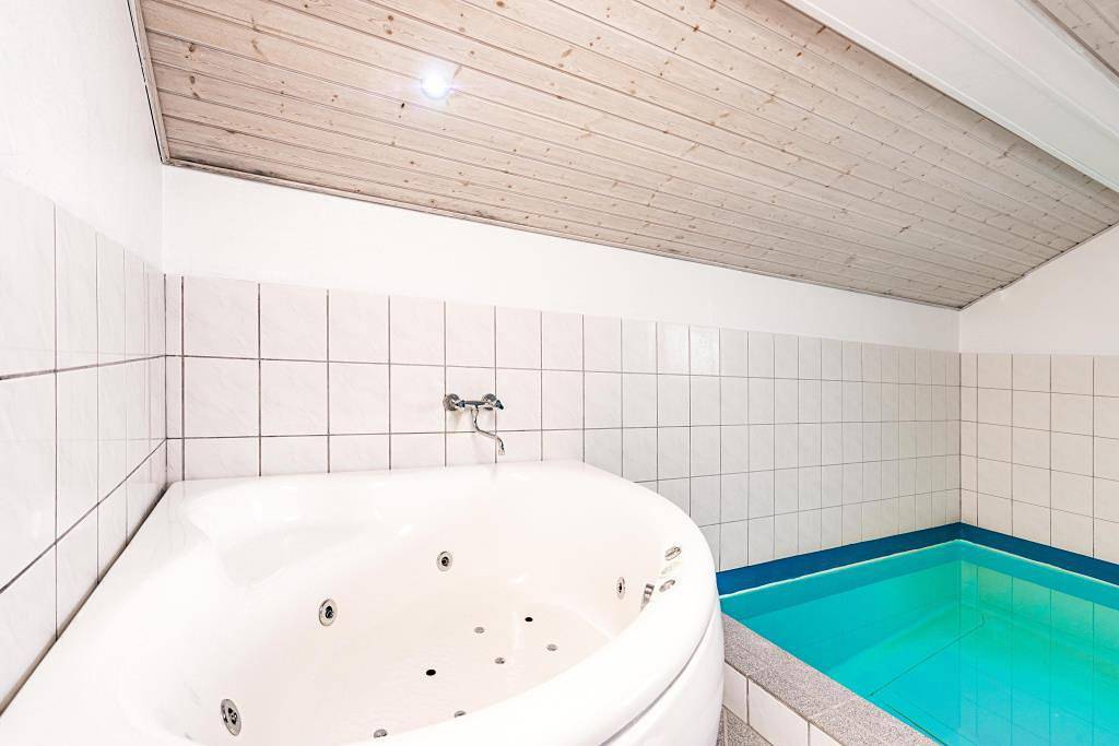 Großes und geräumiges Aktivitätshaus mit Pool in der Nähe der Nordsee am Henne Strand in Henne, Filsø See