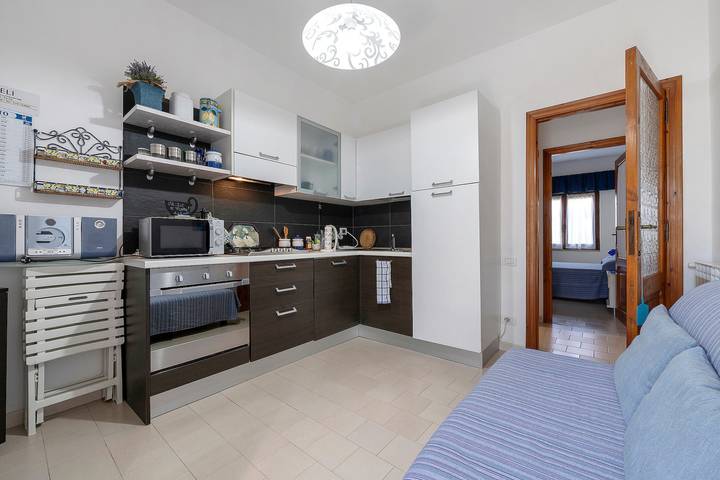 Entire apartment, Apartment 'Suite Delle Rose' with Shared Garden, Wi-Fi and Air Conditioning in Maddalena Spiaggia, Capoterra