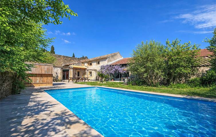 Location de vacances pour 12 personnes, avec sauna ainsi que piscine et terrasse, animaux acceptés à Mornas