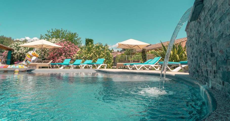 Hôtel pour 4 personnes, avec Terrasse et Jardin ainsi que Piscine et Vue