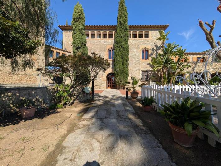 Location de vacances pour 24 personnes, avec vue ainsi que jardin et piscine à Cabrils - 2