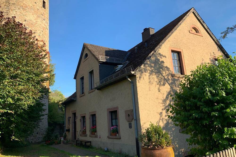 Ganze Wohnung, Idylisches Mühlengebäude direkt an der Stadtmauer mit grossem Garten in Hillesheim, Vulkaneifel