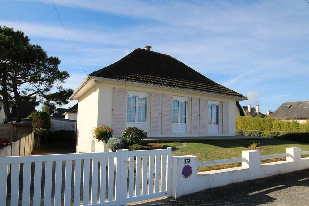 Charmante Villa 2 Chambres à 100m de la Plage in Saint-Martin de Bréhal, Bréhal