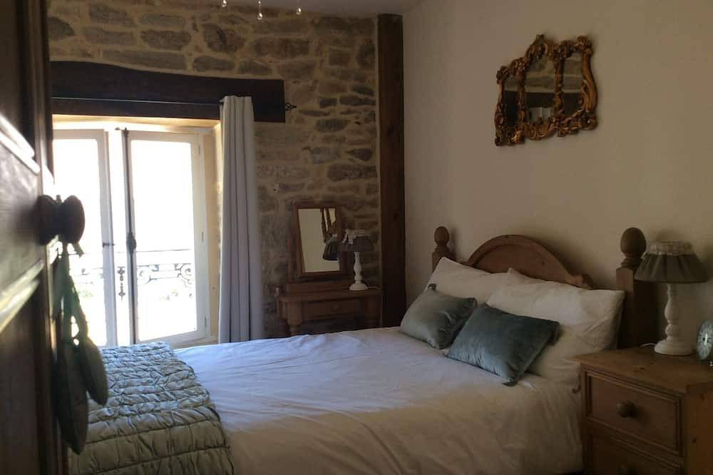 Gite attached to 15th Century Manor with heated pool and fishing lake in Plumaudan, Région de Dinan
