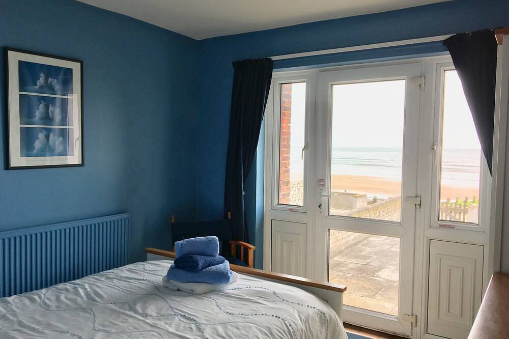 Beach house with wonderful sea views, direct access to beach, glorious sunsets in Tywyn, Snowdonia