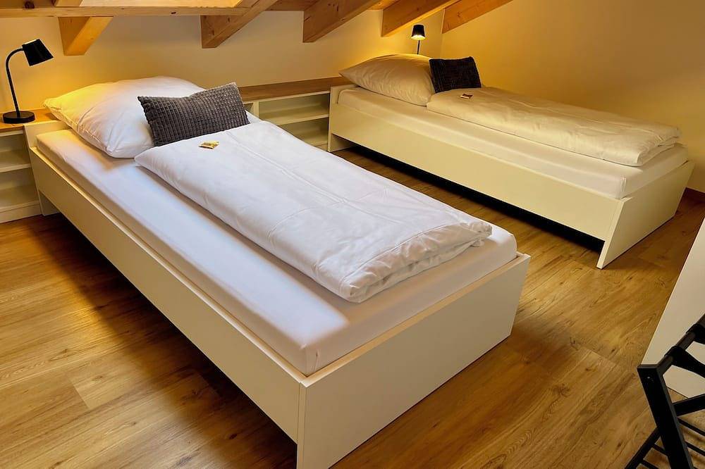 Ganze Wohnung, Exklusive Dachgeschosswohnung (80qm)mit zwei Schlafzimmern in Sinzing, Ostbayern