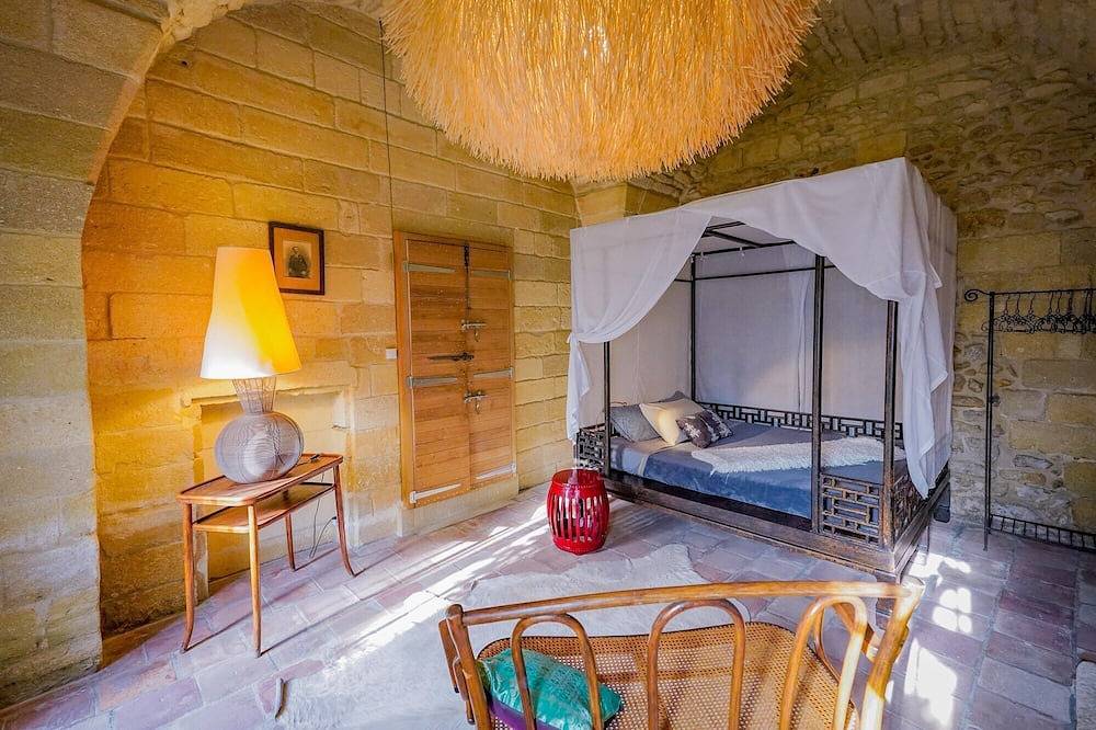 Mas de caractère in medieval village with swimming pool, in large wooded garden in Sommières, Mediterranean Coast (France)
