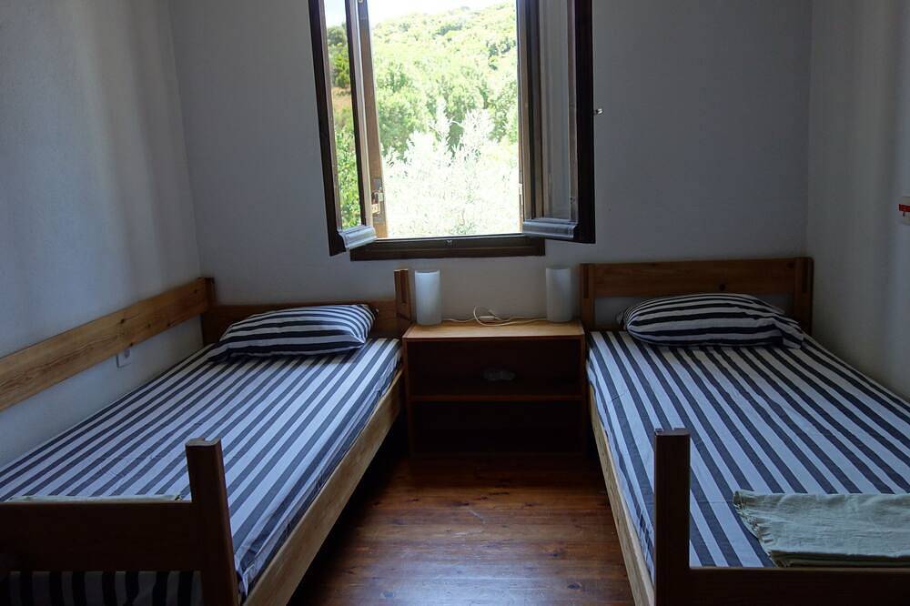 Liefdevol gebouwd stenen huis boven Potistika in Pilion