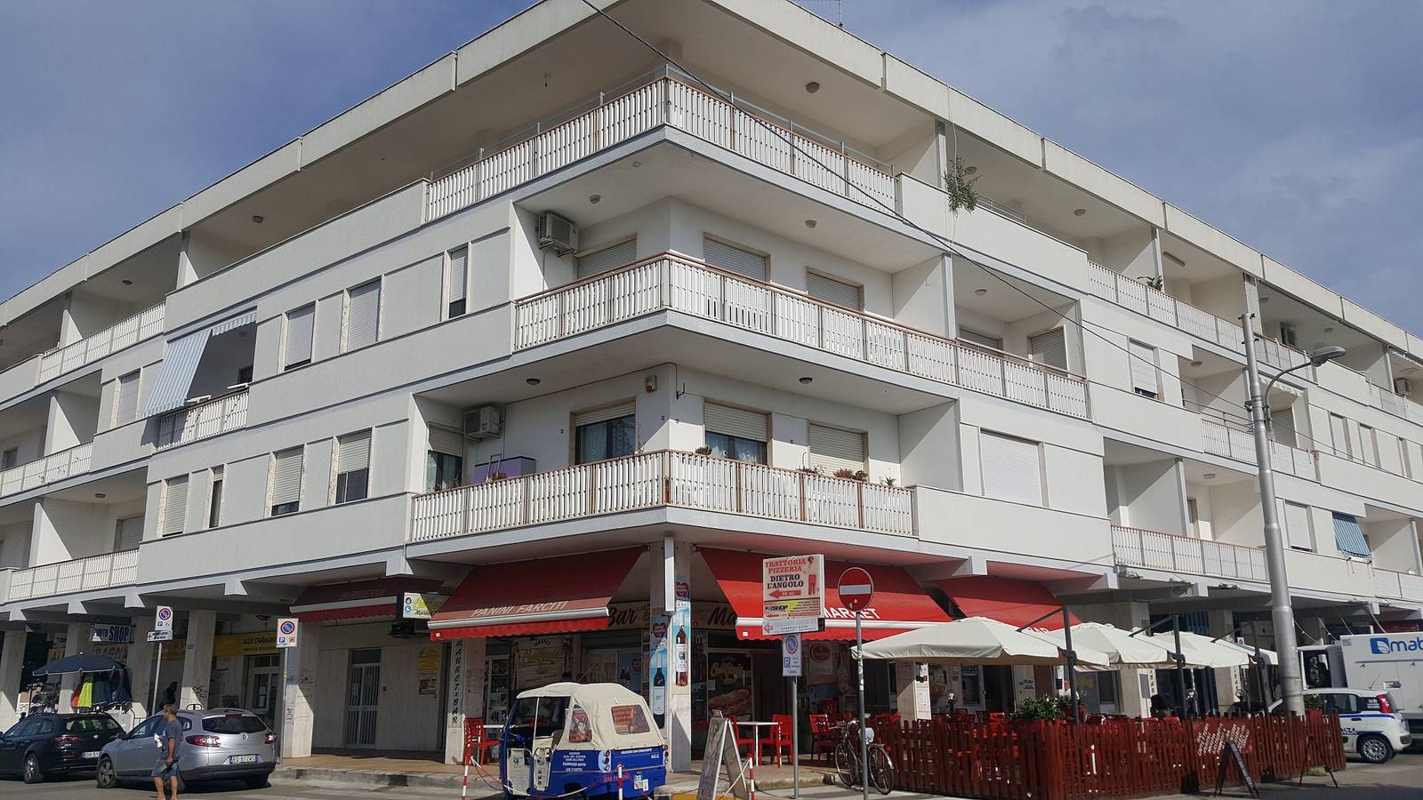 Appartamento intero, Bellissimo appartamento a Torre dell'Orso con vista mare, aria condizionata e balcone; parcheggio disponibile in Melendugno, Provincia di Lecce