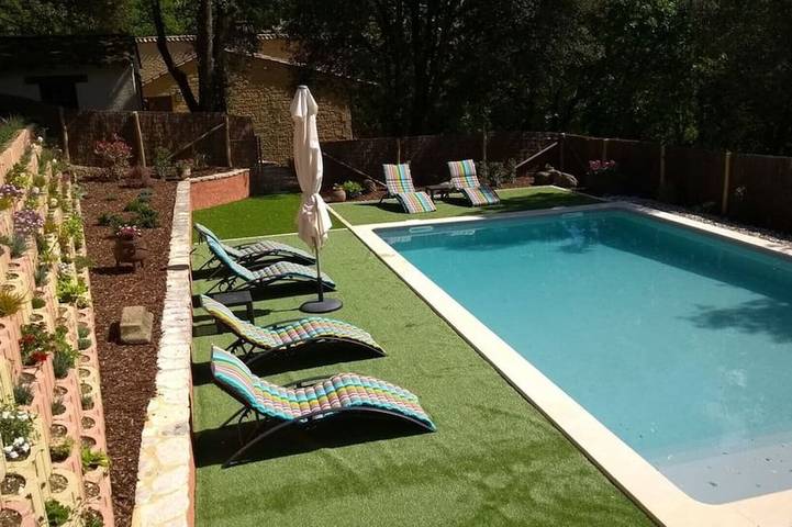 Ferme pour 4 personnes, avec balcon ainsi que piscine et jardin à Sarlat-la-Canéda