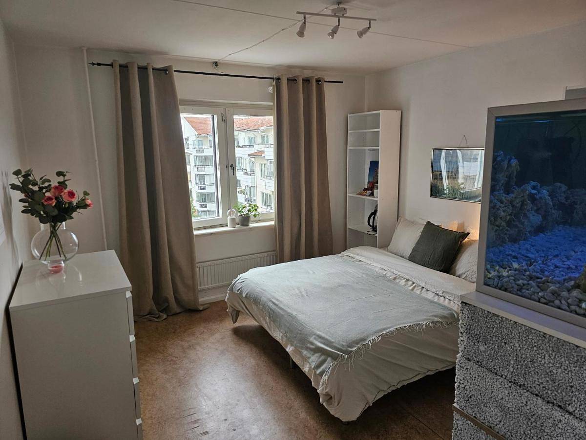 Hel semesterlägenhet, Central Room with Private Entrance and Ensuite Bathroom in Sundbyberg, Svenska Östersjön