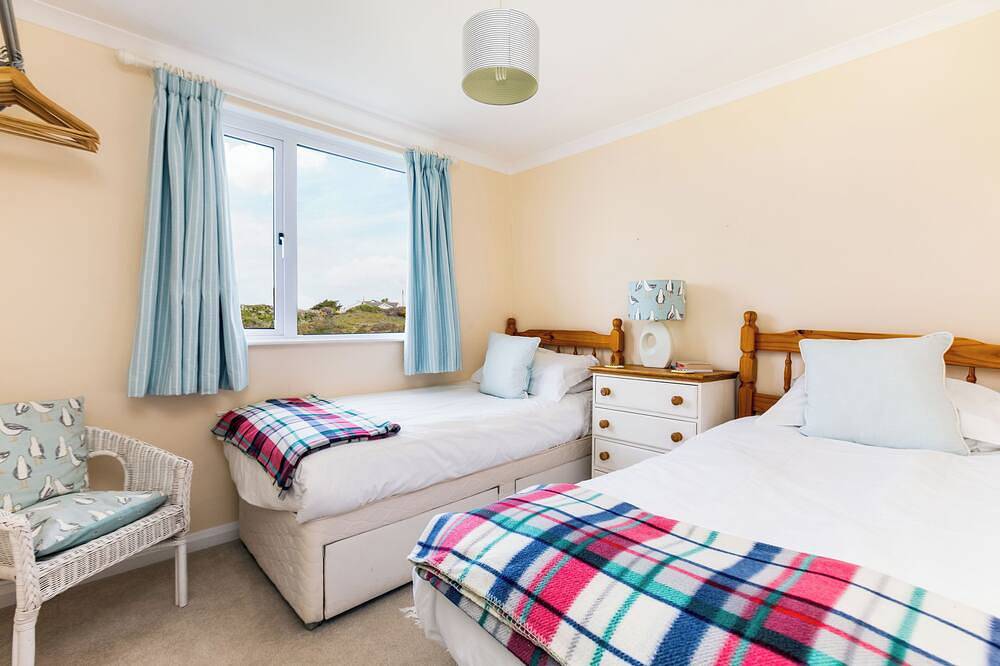 Coastal family beach house with sea views and an Aga – sleeps 8 in Polzeath, Pentire Point - Widemouth