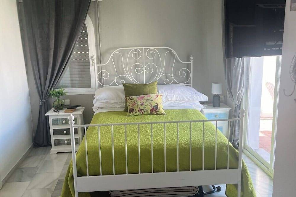 Lovely 3 bed 3 bath end villa with pool and beautiful port in Duquesa in Duquesa Regent, Manilva