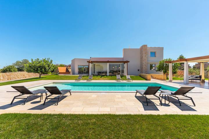 Location de vacances pour 9 personnes, avec piscine et jardin à Casarano