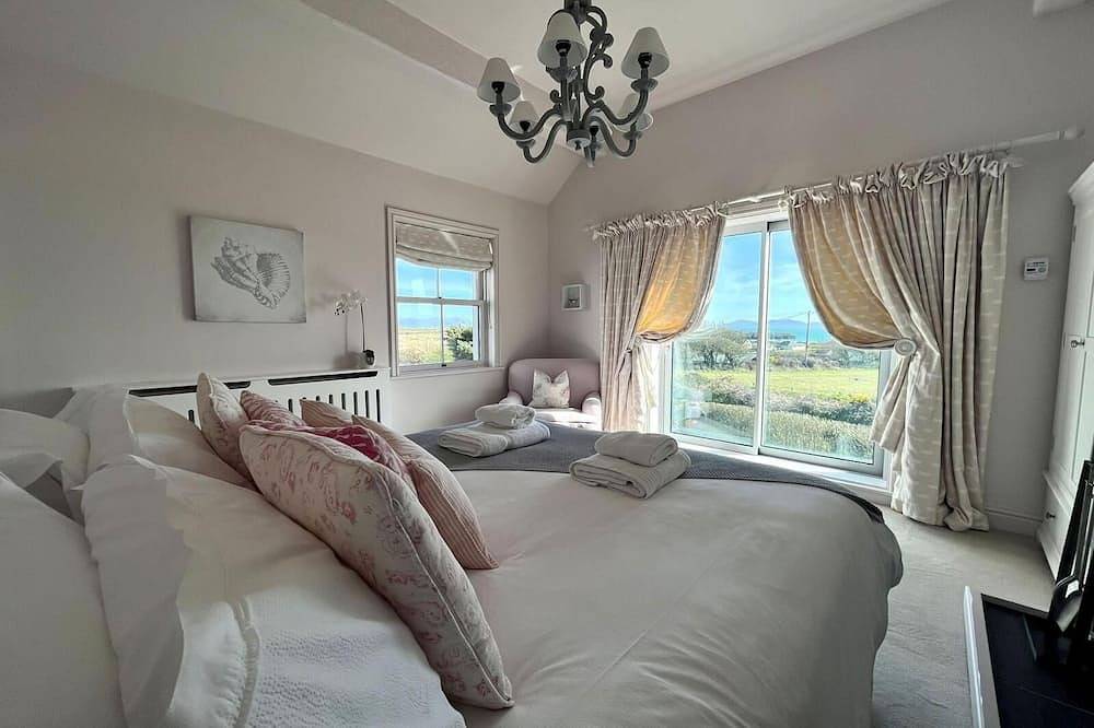 Stunning luxury stay, with hot tub, tennis court and sea views. Sleeping 16-18. in Rhoscolyn, Isle of Anglesey