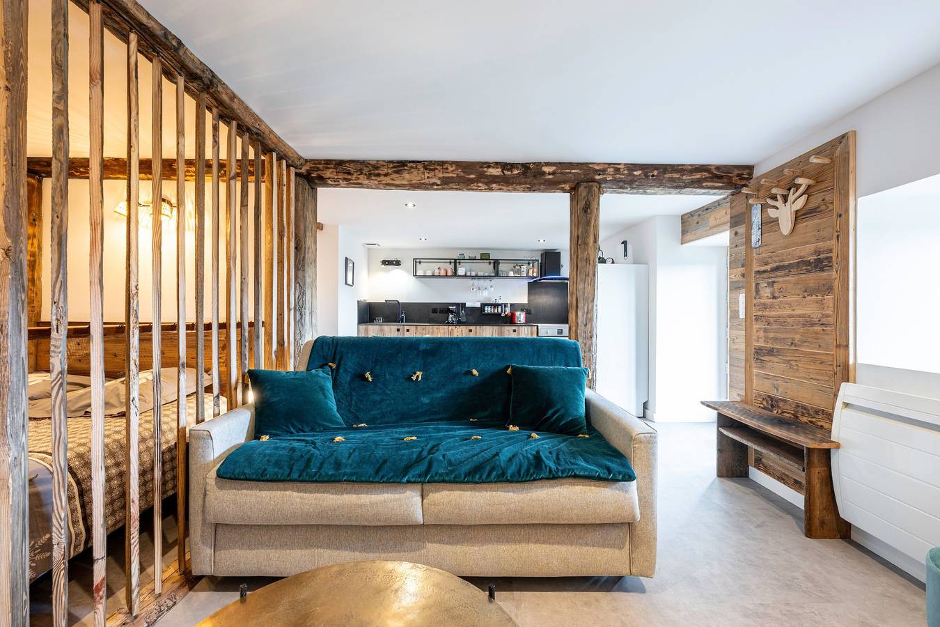 Entire studio, Studio 'Le Petit Érable - Mont Blanc View' with Mountain View, Private Terrace and Wi-Fi in Villard-sur-Doron, Albertville region