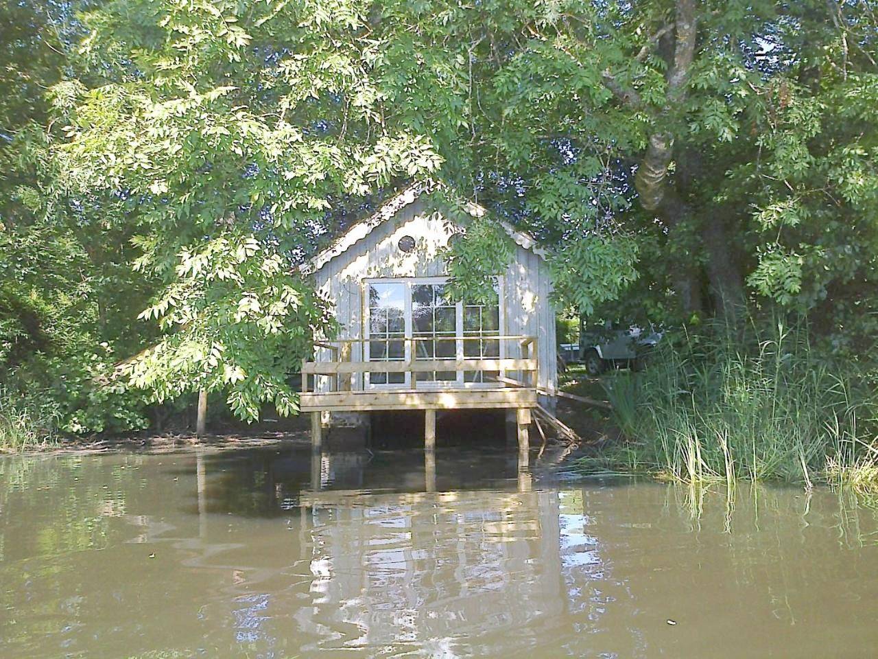 La cabane sur l'eau in Cul-des-Sarts, Couvin