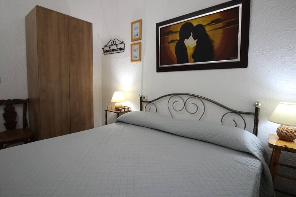 Entire apartment, Grifeu 6 - Apartamento situado muy cerca de la playa de Cap Ras, para 6 personas in Platja Grifeu, Upper Empordà