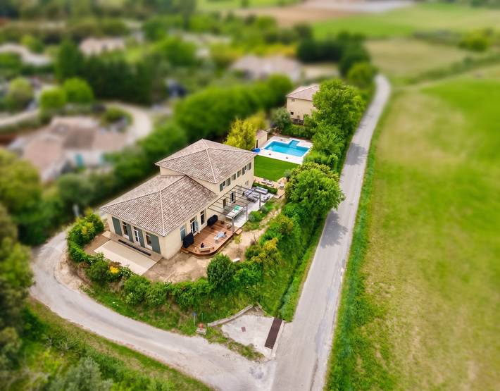 Chalet para 15 personas, con piscina además de terraza y jardín - 1