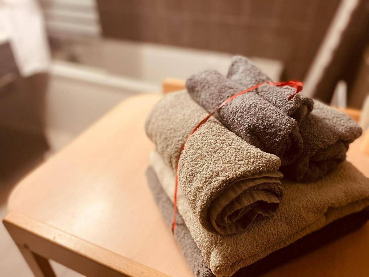 Résidence Caenee, le dépaysement Naturiste en été avec l'atypique studio climatisé "vintage" en sous pente, sa "paillote" avec jacuzzi, entouré de verdure, planchagrill, transats, vélos gratuits, wifi 5G, Travel Proud Lgbtqi, chiens admis in Marseillan, Côte méditerranéenne (France)
