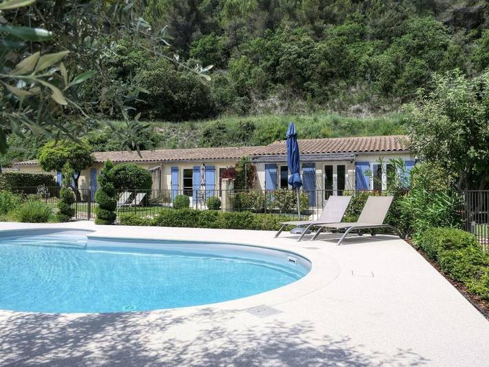 Location de vacances pour 2 personnes, avec vue ainsi que piscine et jardin à Crestet - 2