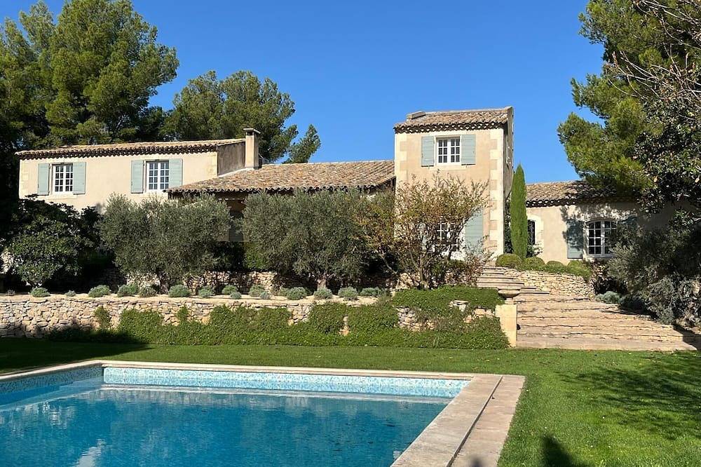 Charming farmhouse with large swimming pool and magnificent view of the Alpilles mountains in Aureille, Arles und Umgebung