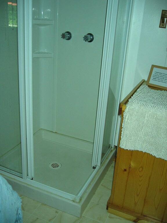 Cottage rentals for 2 people, with garden and terrace as well as pool on Vancouver Island