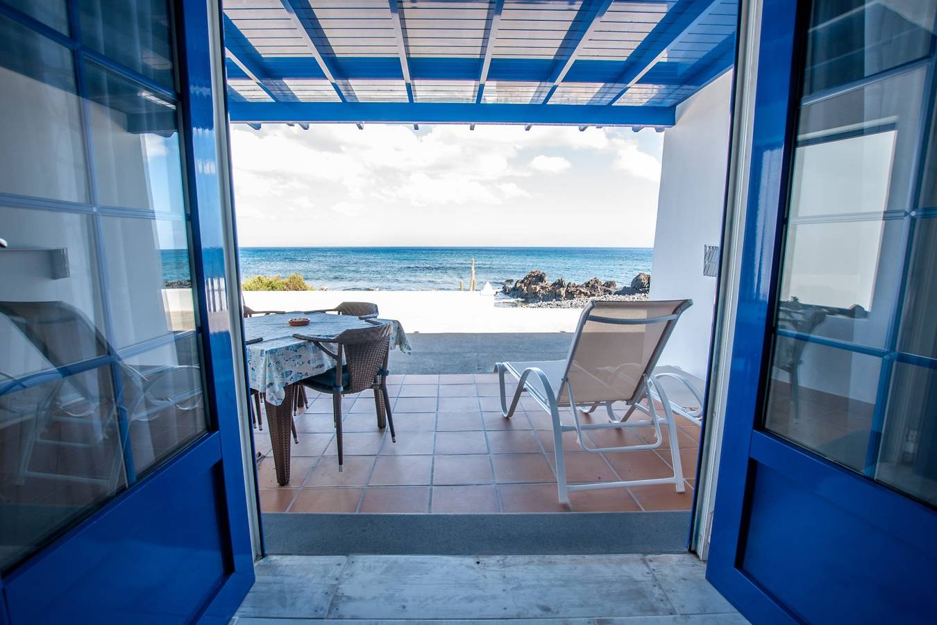 Entire apartment, Seashell Beach House on the frontline of the ocean in Punta de las Mujeres, Haría