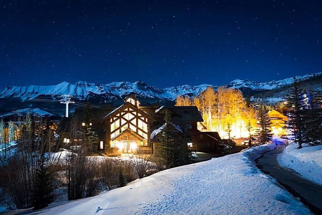 Ganze Wohnung, The Village Basecamp: Ski, Soak, Sip | 2bd/2bth in Mountain Village, Telluride Ski Resort