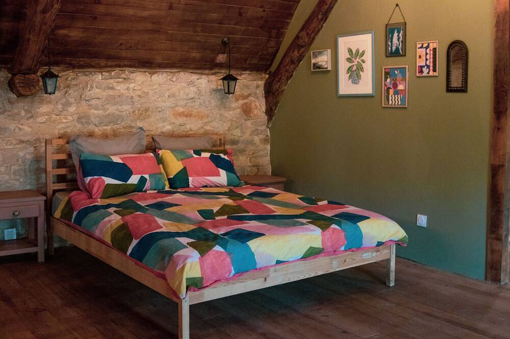 Rustic French Barn with Pool for Families. Perfect for Outdoor Adventures in Loze, Quercy