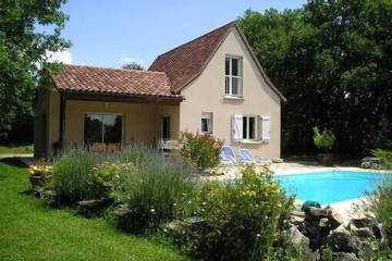 Location de vacances pour 9 personnes, avec terrasse et jardin, animaux acceptés à Loubressac