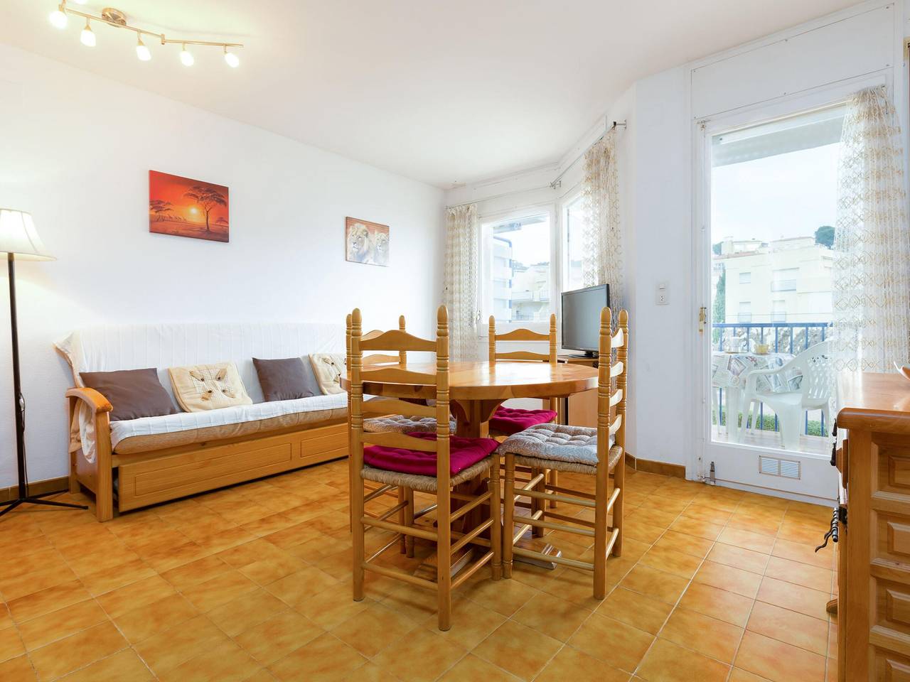 Ganze Wohnung, Helle Wohnung mit Terrasse und Parkplatz, 50m vom Strand entfernt in Platja d'en Jordi (Llanca), Platja Grifeu