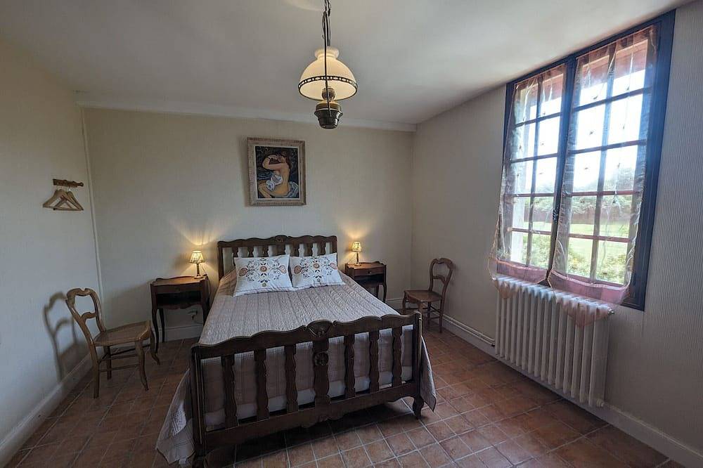 Charming Villa with Fireplace, Terrace, and Garden Near Montsaugeonnais Vineyards in Vaux-sous-Aubigny, Parc national de forêts