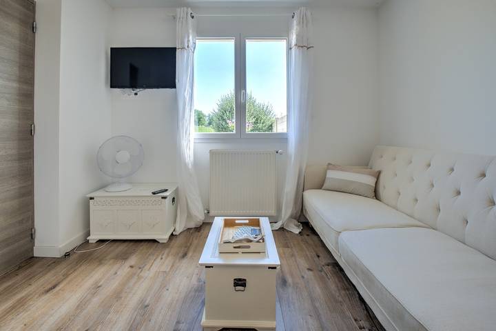 Guesthouse 'Au Charmant Des Vignes' with Private Terrace and Wi-Fi in Montagne, Libourne region