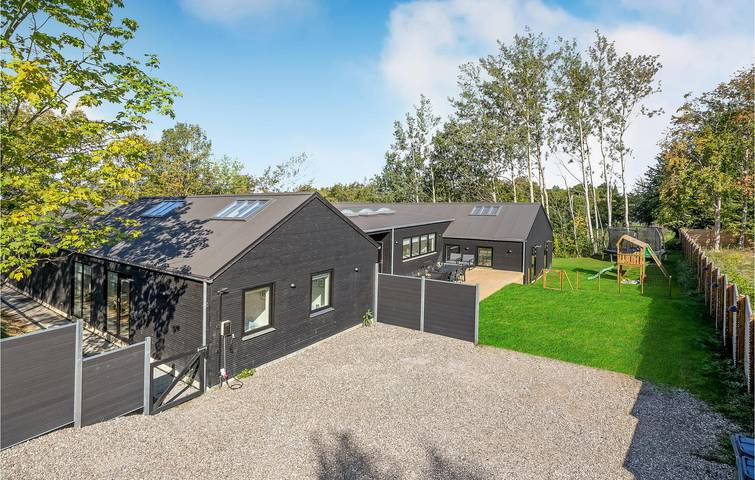 Ferieudlejning for 26 personer, med Terrasse og Sauna i Kalundborg