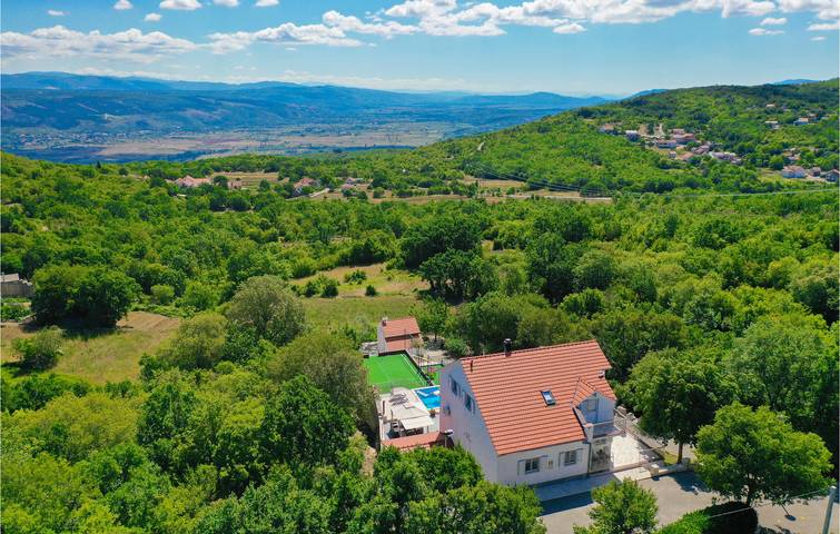 Geräumige 2-Zimmer-Wohnung mit Pool, WLAN, Terrasse und Parkplatz in Makarska Riviera