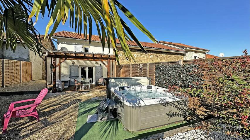 Gîte pour 6 personnes, avec jardin et jacuzzi à Saint-Victurnien