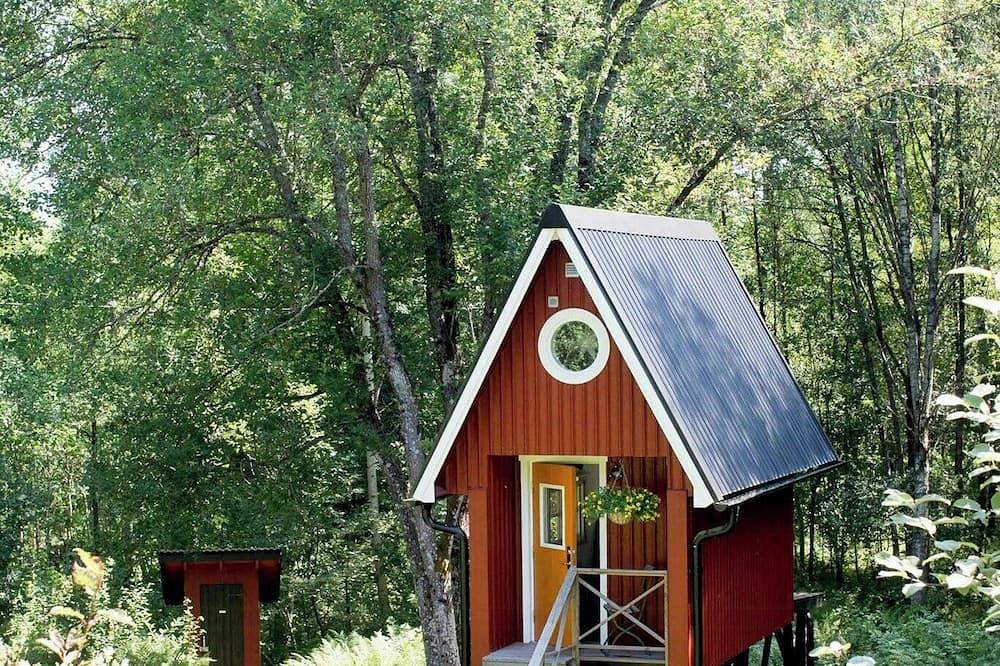 Kleine Hütte mit Außenküche am Waldbach in Lilla Edet, Bohuslän