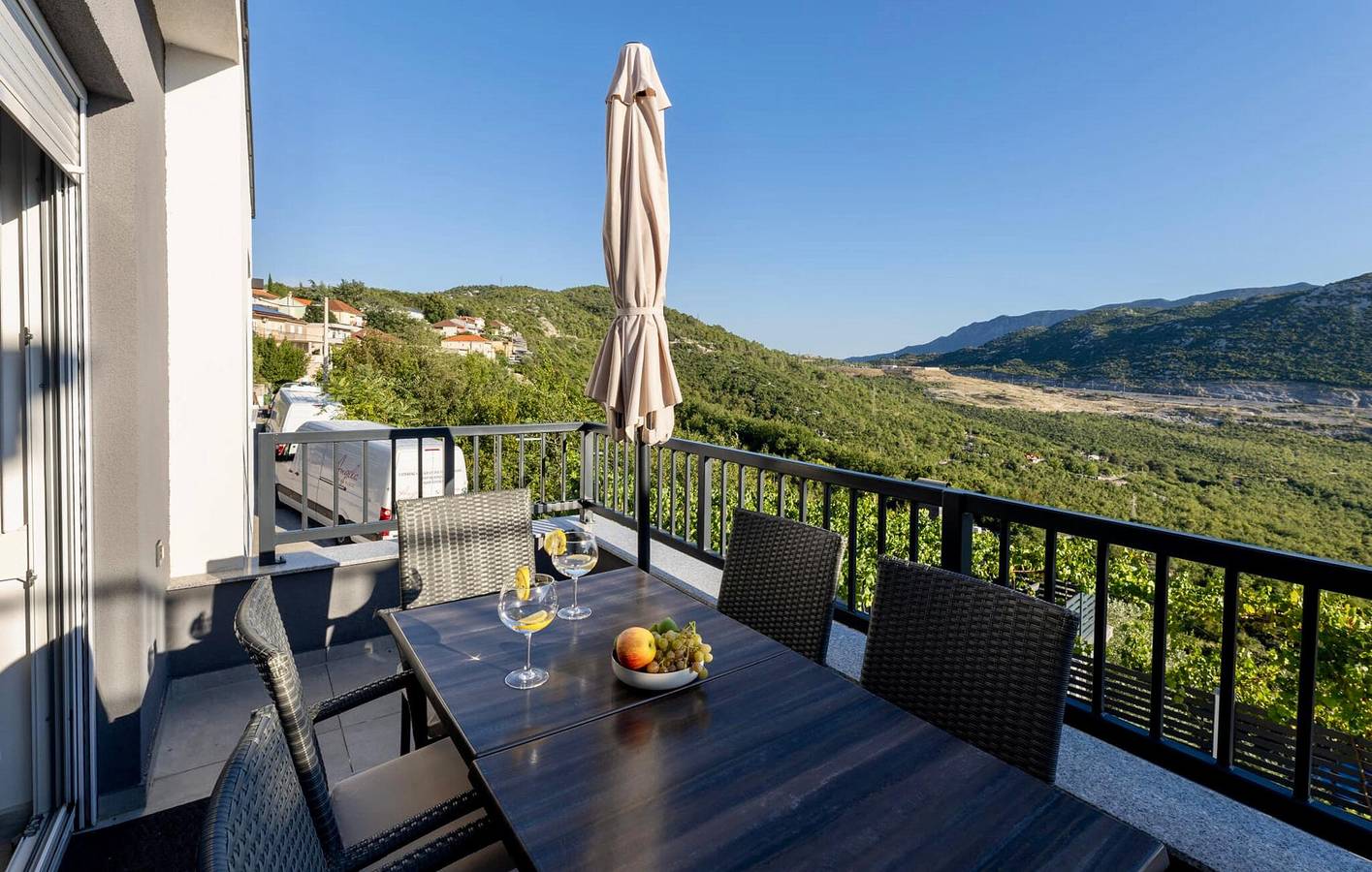 Gemütliche 200 m² große Ferienwohnung mit Pool und Terrasse in Vrgorac, 300 m vom Stadtzentrum entfernt in Vrgorac, Makarska Riviera