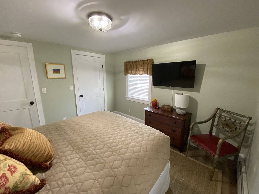 Newly renovated 3 bedroom, 2 bath bungalow, just steps to downtown Bbh. in Boothbay Harbor, Lincoln County (Maine)