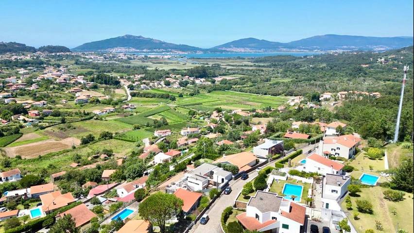 Location de vacances pour 14 personnes, avec jardin ainsi que vue et piscine dans Venade - 3