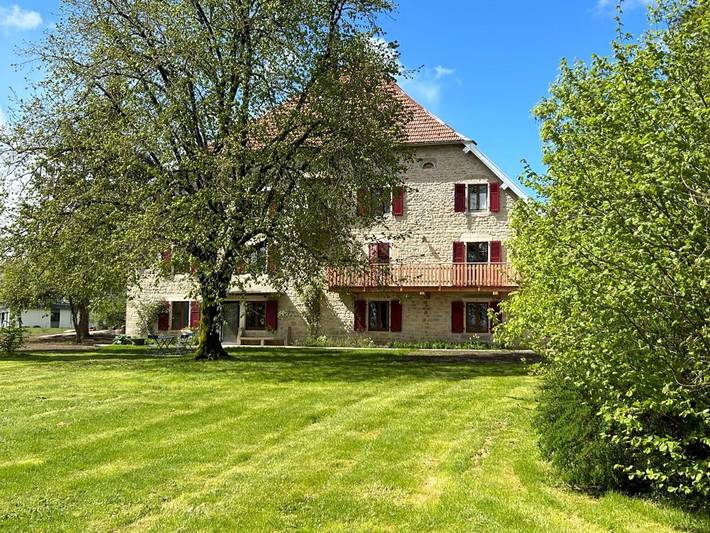 Gîte pour 16 personnes, avec vue et jardin, animaux acceptés dans Guyans-Durnes