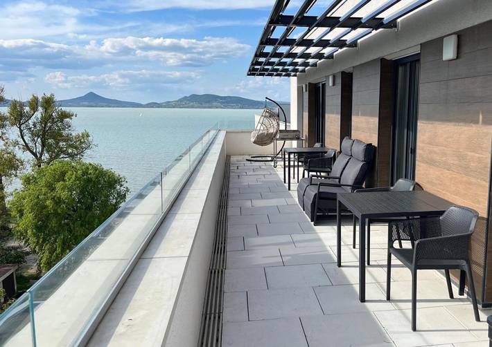 Ferienwohnung für 7 Personen, mit Garten und Ausblick sowie Seeblick und Pool, kinderfreundlich in Fonjod