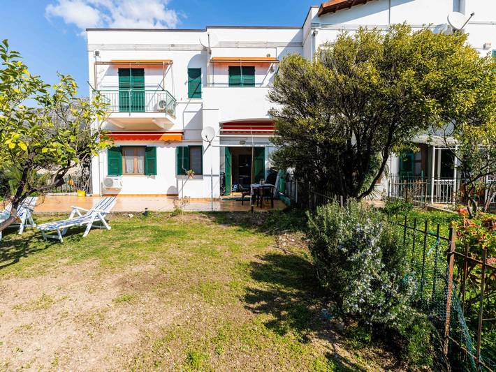 Appartamento per 4 persone, con Terrazza e Giardino nonché Panorama a Toirano
