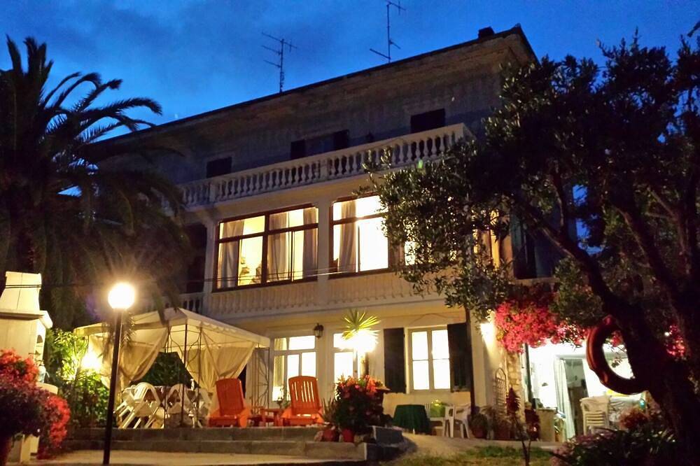 Wohnung in antiker Villa mit Garten, Pool und Parkplatz in Borgio Verezzi, Riviera di Ponente