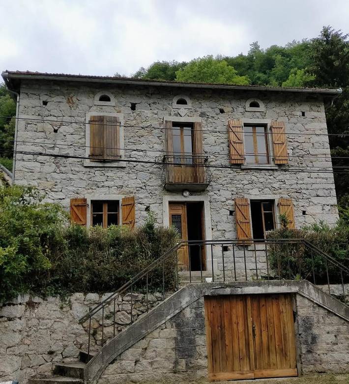 Location de vacances pour 12 personnes, avec Terrasse ainsi que Jardin et Vue à Ercé