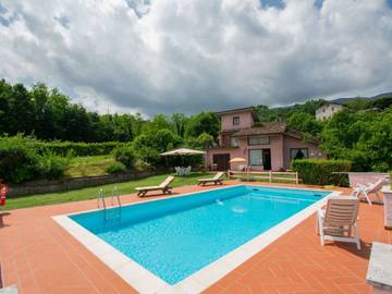 Gîte pour 6 personnes, avec jardin et terrasse, animaux acceptés à Camporgiano