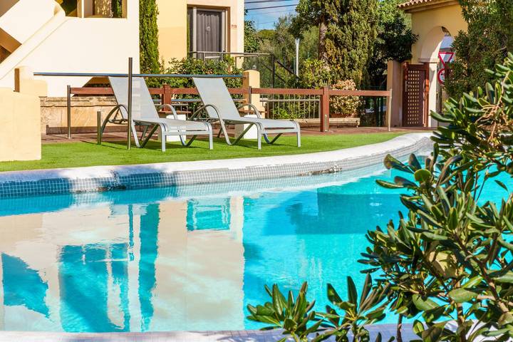 Ganze Wohnung, 'Ferrera Luxe Apartamento 813' nahe dem Strand mit Pool, Wlan, A/C, Balkon, Terrasse und Garten in Cala Serena, Felanitx