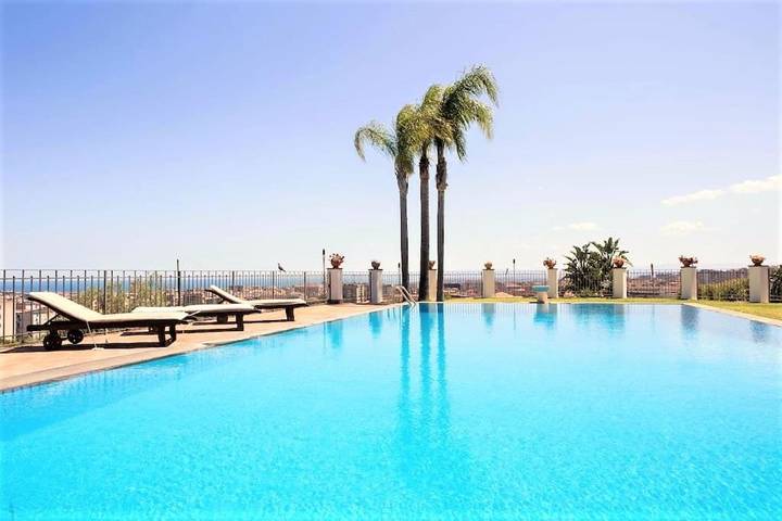 Chalet para 12 personas, con Balcón y Jacuzzi además de Terraza y Jardín en Catania
