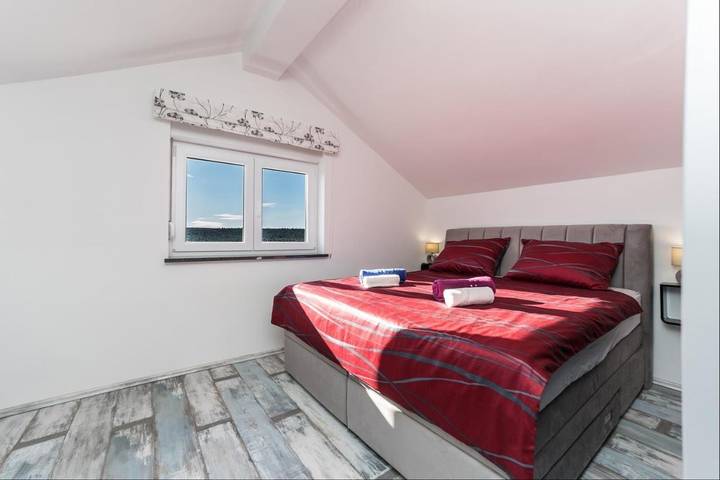 Ferienhaus für 6 Personen, mit Pool und Balkon/Terrasse in Maslenica